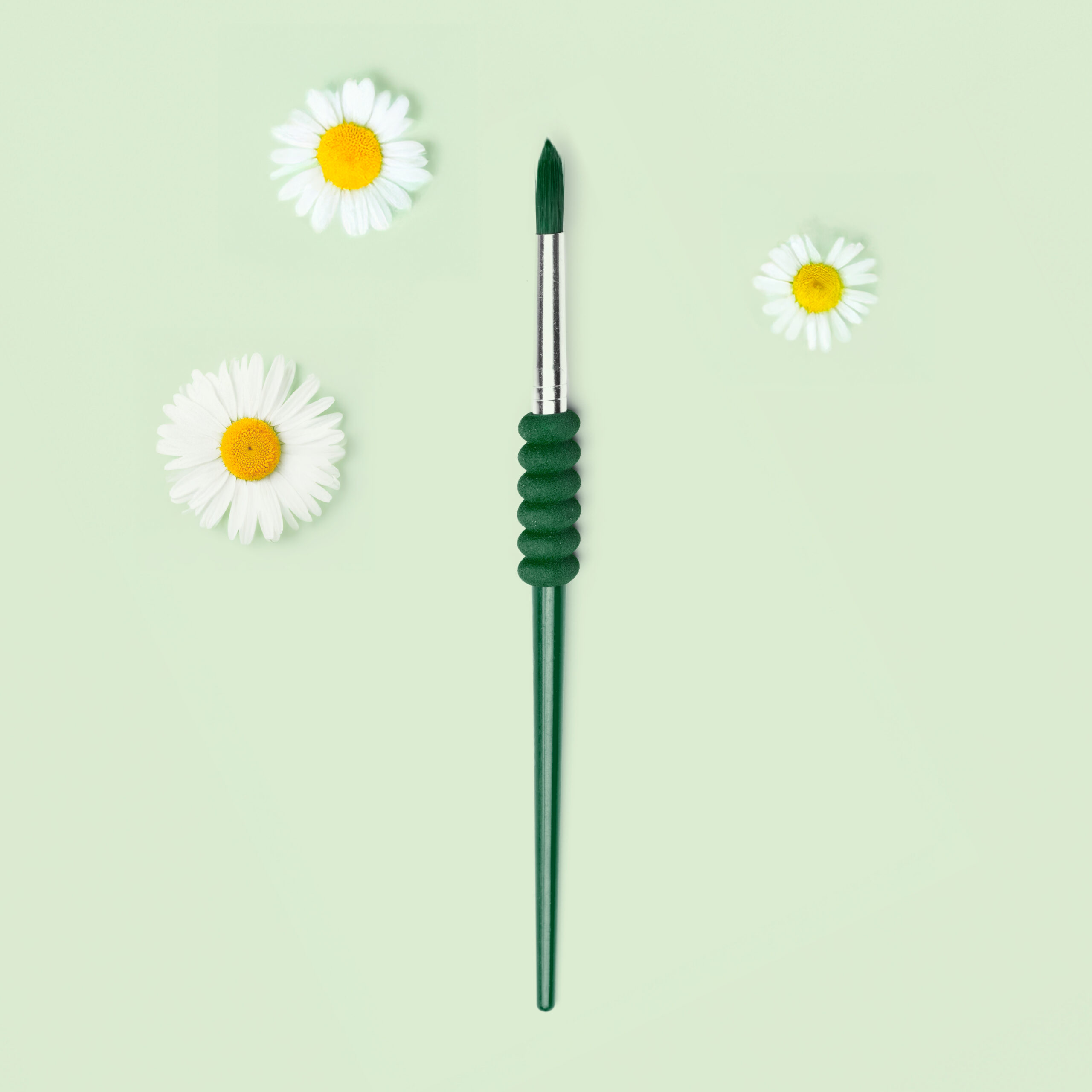 Pinceau de pollinisation vert foncé pour potager connecté d'intérieur sur fond vert clair